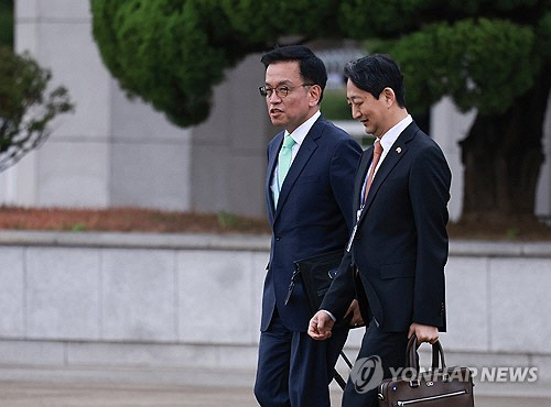 대화 나누는 최상목(왼쪽) 부총리와 안덕근 산자부 장관.[연합뉴스 자료사진]